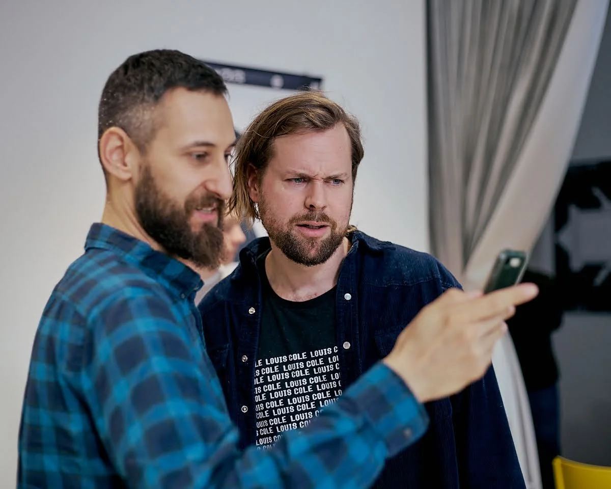 Szász Barna egy AR-jelenetet mutat telefonon egy résztvevőnek egy workshopon.