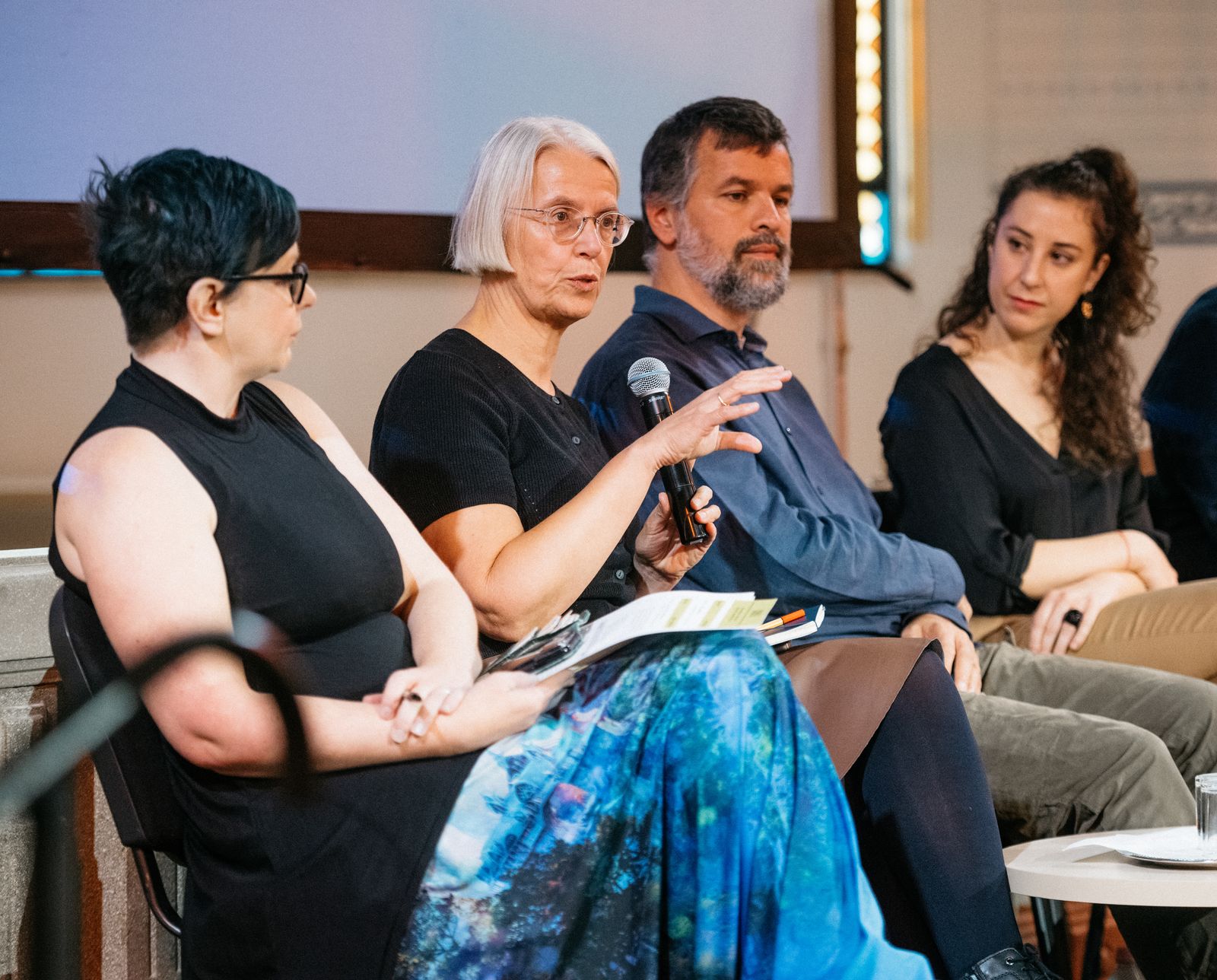 Prof. Victoria Grace Richardson-Walden (Landecker Digital Memory Lab), Prof. Dr. Anja Ballis (LMU München, Németország), Paweł Sawicki (Auschwitz-Birkenau Állami Múzeum, Lengyelország) és dr. Félix Anikó (Haver Alapítvány, Magyarország) a These Streets Remember nyitókonferenciáján.