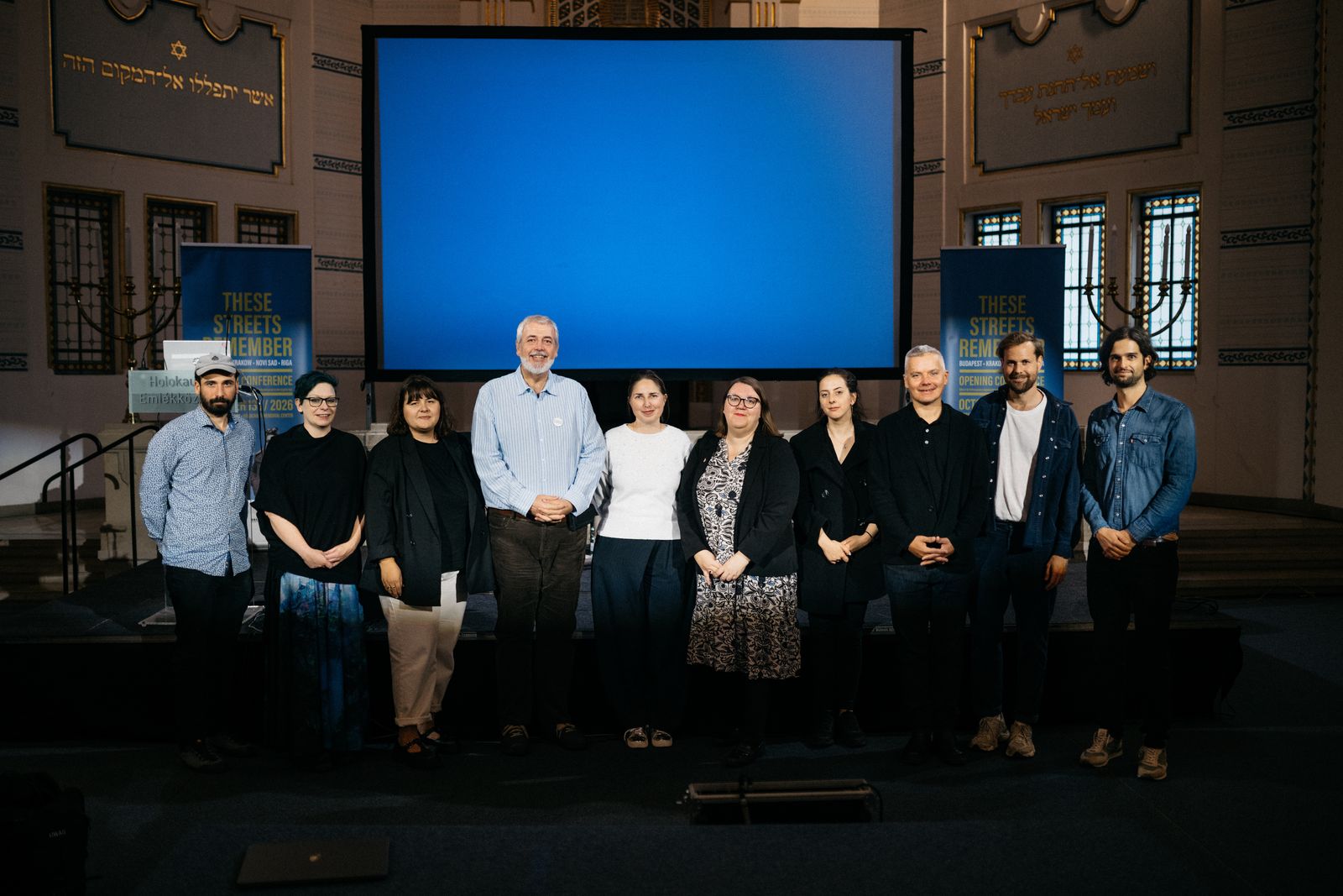 A konferencia előadói és partnerei a színpadon.