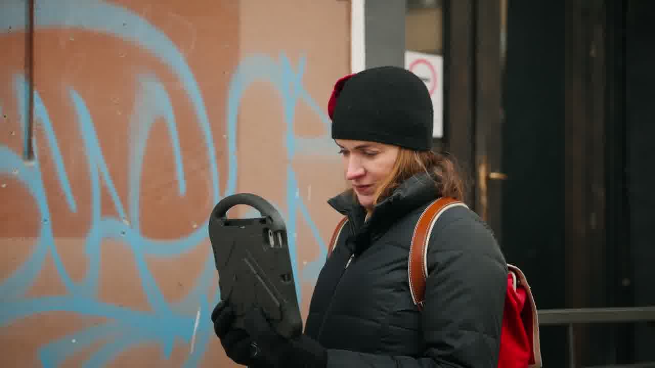 Állókép a videóból: Caroline Savage, az Egyesült Államok budapesti nagykövetségének ügyvivője, kipróbálja az AR-élményt.
